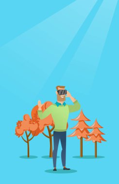 Sanal gerçeklik kulaklık parkta giyen adam.