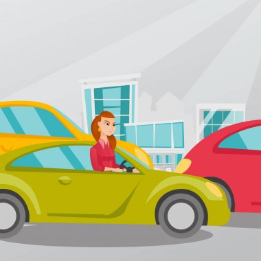 Trafik sıkışıklığı içinde sinirli beyaz kadın arabada sıkışmış.