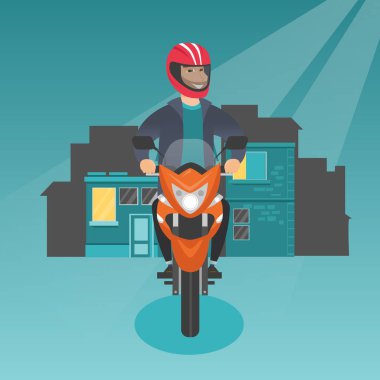 Beyaz adam gece bir motosiklet sürme.