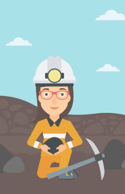 Madenci holding kömür elinde.