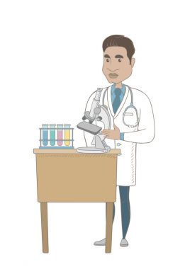 Mikroskopla çalışan laboratuvar asistanı.