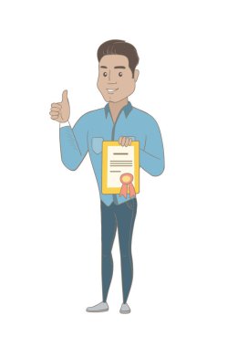 Bir sertifika tutan genç Latin asıllı işadamı.