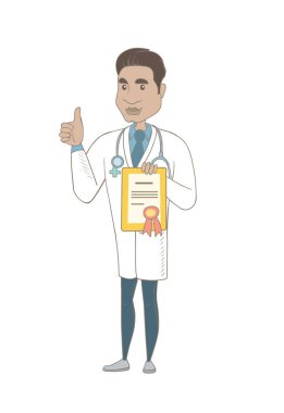 Bir sertifika tutan genç İspanyol doktor.