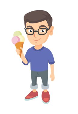 Bir Dondurma külahı tutan küçük beyaz çocuk.