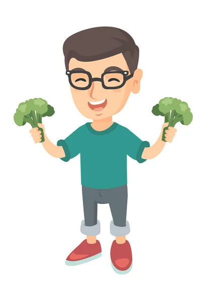 Piccolo ragazzo caucasico che ride e tiene i broccoli — Vettoriale Stock