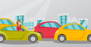 Trafik sıkışıklığı içinde sinirli beyaz kadın arabada sıkışmış.