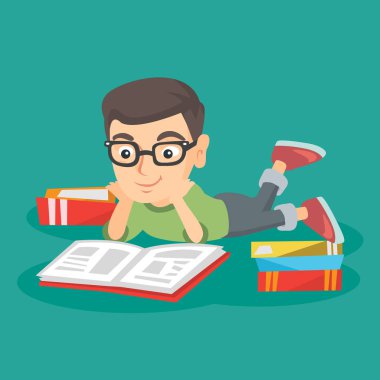 Yere uzanmış ve bir kitap okuma çocuk.