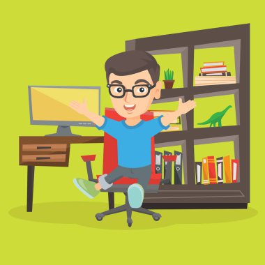 Beyaz çocuk kaldırdı elleriyle sandalye üzerinde oturan.