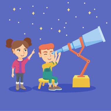 Beyaz çocuk yıldızlara bir teleskopla bakarak