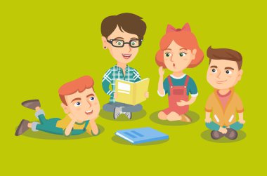 Kinder bahçe içinde çocuklar için bir kitap okuma öğretmen.
