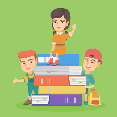 Küçük beyaz çocuk kitap yığını ile.