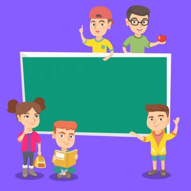 Blackboard ayakta beyaz sınıf arkadaşları.