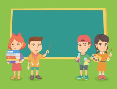 Blackboard ayakta beyaz sınıf arkadaşları.