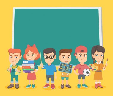Blackboard ayakta beyaz sınıf arkadaşları.