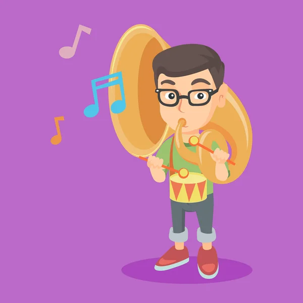 Niño caucásico tocando la tuba y el tambor . — Vector de stock