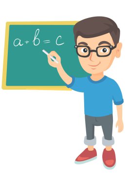 Beyaz okul çocuğu tahtaya yazma.