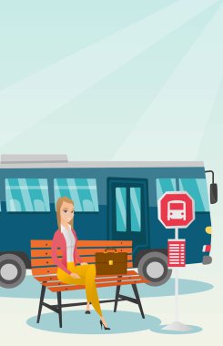 Otobüs otobüs durağında bekleyen beyaz kadın.