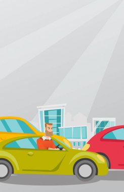 Araba içinde sinirli beyaz adam trafik sıkışıklığı içinde sıkışmış.