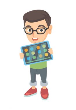 Beyaz çocuk bir tablet bilgisayarda oyun oynama.