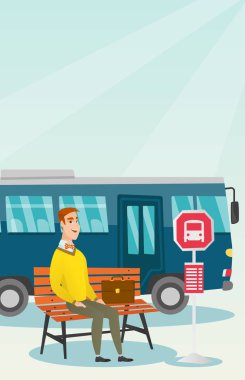 Otobüs otobüs durağında bekleyen beyaz adam.