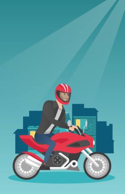 Beyaz delikanlı gece bir motosiklet sürme.