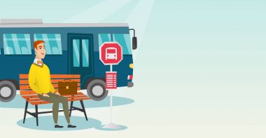 Otobüs otobüs durağında bekleyen beyaz adam.