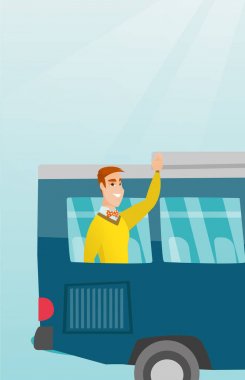 Beyaz delikanlı otobüs penceresinden el sallayarak.