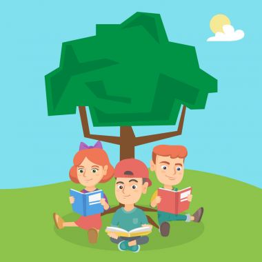Okul çocukları doğası üzerine bir ağacın altında kitap okuma.