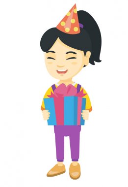 Hediye kutusu tutarak doğum günü şapkalı Asyalı kız.