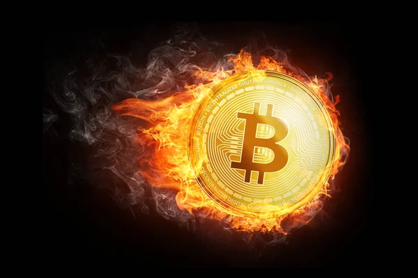 Bitcoin d'or pièce volant dans la flamme du feu . — Photo