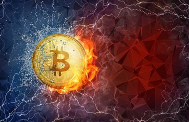 Altın bitcoin sikke ateş alev, yıldırım ve su sıçramalarına sabit çatal.