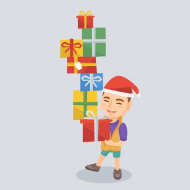 Beyaz çocuk Noel hediye kutuları tutarak.
