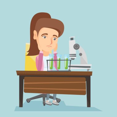 Beyaz öğrenci laboratuvar sınıfta çalışma.