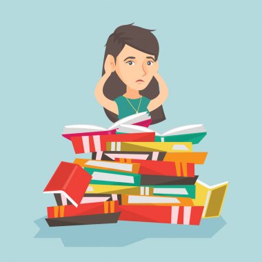 Büyük bir yığın kitap oturan beyaz öğrenci.