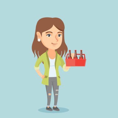 Bira paketiyle genç beyaz kadın.