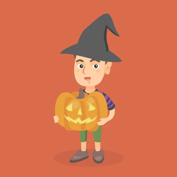 Jonge jongen houdt een gebeeldhouwde pompoen voor Halloween. — Stockvector