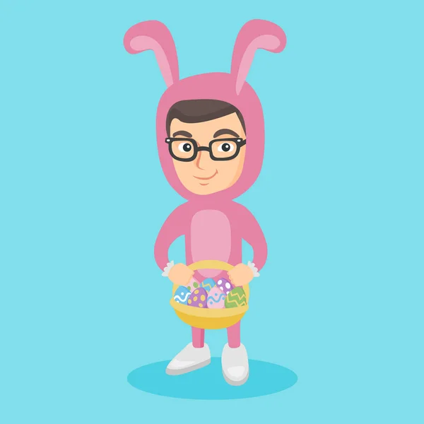 Ragazzo in costume da coniglio con il cesto di uova di Pasqua . — Vettoriale Stock