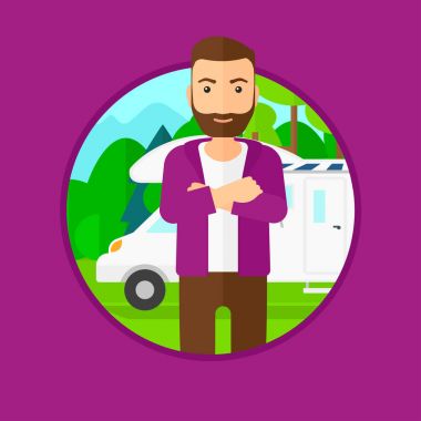 Motorlu ev önünde duran adam.