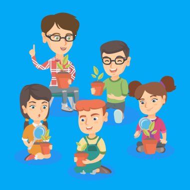 Beyaz öğretmen çocuklarla bitkiler hakkında öğrenme.