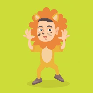 Aslan kostüm giyen küçük beyaz çocuk.