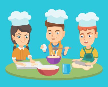Beyaz erkek ve kız chef şapka içinde kurabiye pişirmek.