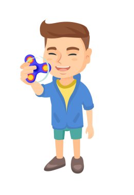 Topluca spinner ile oynayan beyaz küçük çocuk.