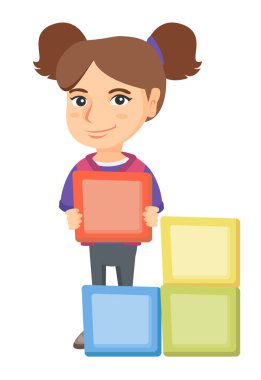 Clourful küpleri ile oynarken küçük beyaz kız.