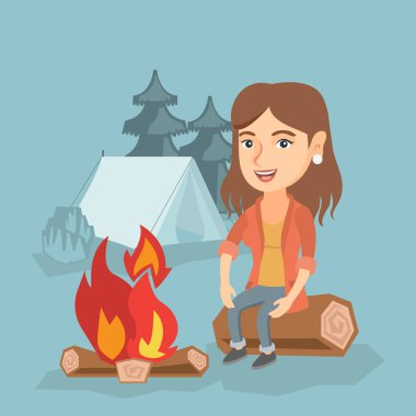 Günlük kamp, kamp ateşi yanında oturan kadın.