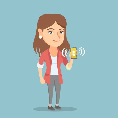 Zil cep telefonu tutan genç beyaz kadın