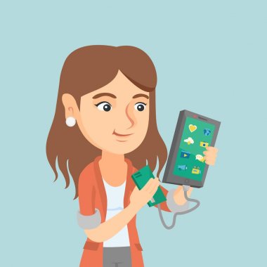 Kadın reharging smartphone taşınabilir pil.