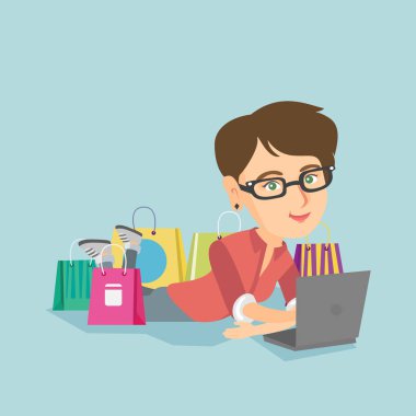 Çevrimiçi alışveriş yaparken genç Kafkas kadın.