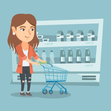 Bir süpermarket arabası olan beyaz kadın.