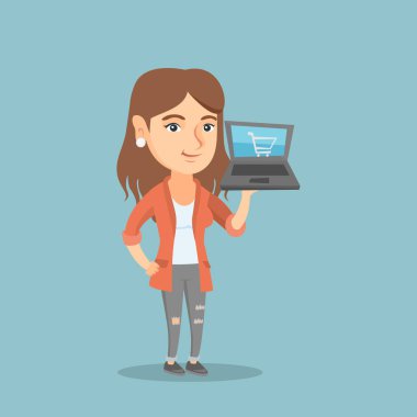 Bir ekranda arabası ile bir dizüstü bilgisayar tutan kadın.