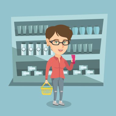 Alışveriş sepeti ve bir tüp krem tutan kadın.